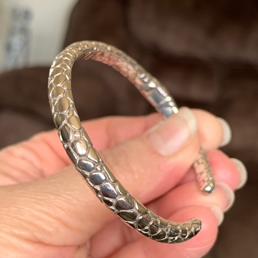 Sarda Sterling Silver Silver Love One Another Cuff Bracelet - Picture 4 of 15